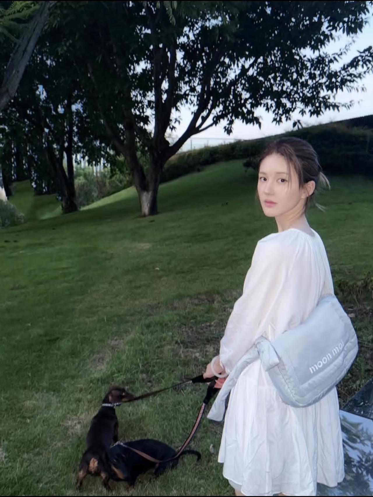 赵露思社交平台更新，第一张美美哒，第二张这就是她，那个搞笑的她。赵露思已经两