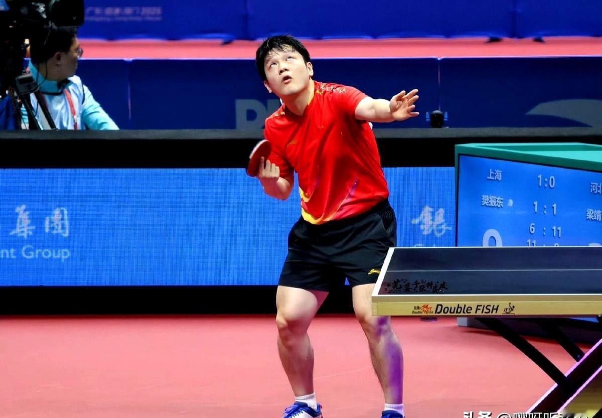 梁靖崑还是没能战胜小胖樊振东！第一局梁靖崑直接来了一个连赢5球。东哥也是丝
