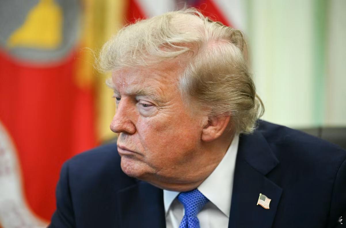【特朗普一边大肆煽动对共产主义的恐惧，一边悄然改变着美国的资本主义】[物极必反？