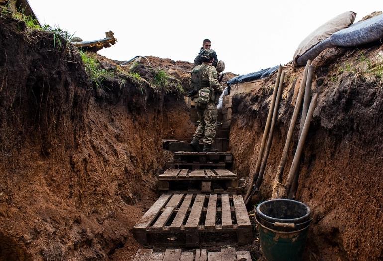 乌克兰解散外籍军团，乌克兰国际军团正式不复存在，俄军前线发现被肢解乌军的散兵坑