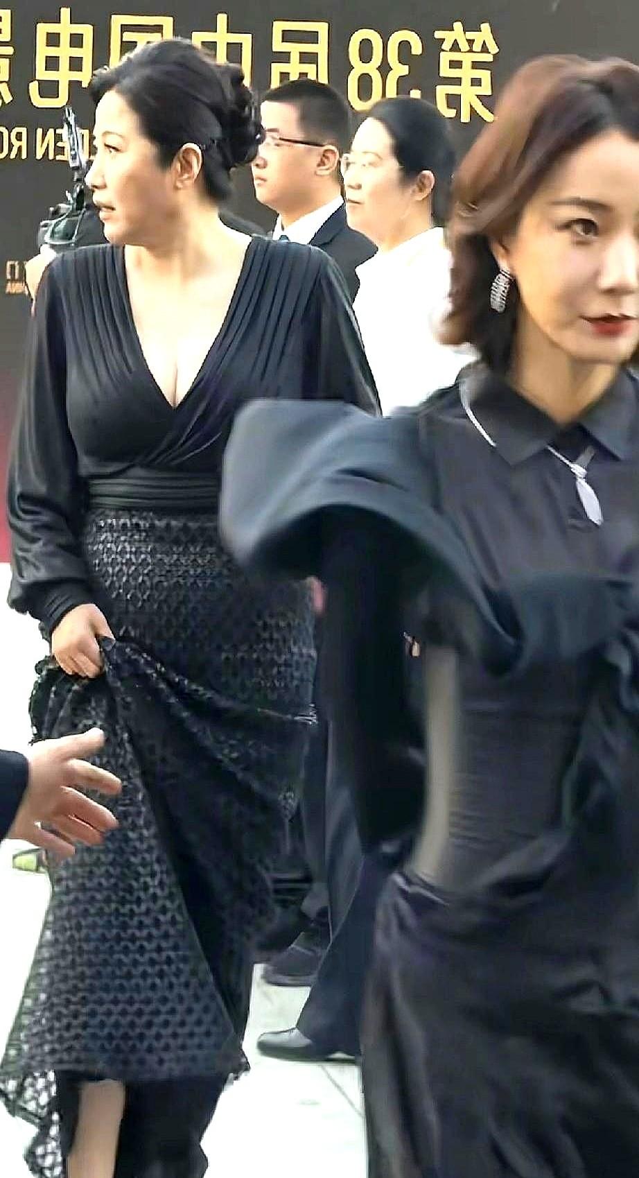 说真的，一开始看到颜丙燕那身战袍，我心里也“咯噔”一下。53岁穿得比现场小姑