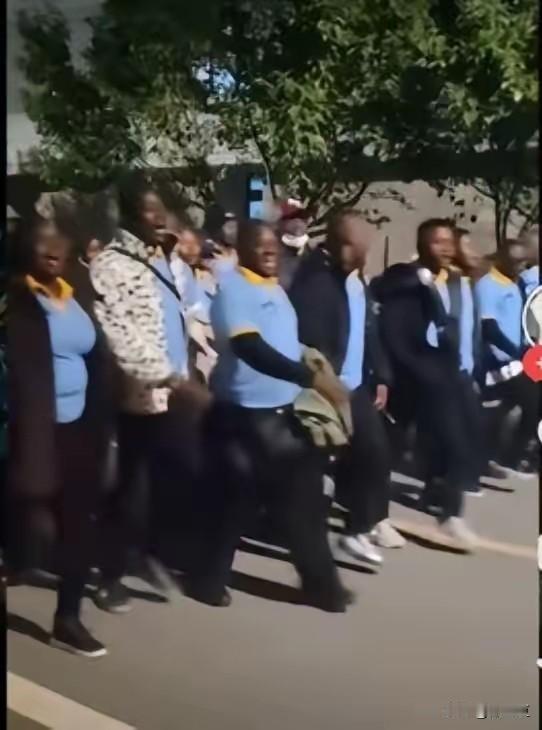 非洲留学生学成以后，回到自己的祖国自己，改变自己国家的落后面貌，这是他们就业的