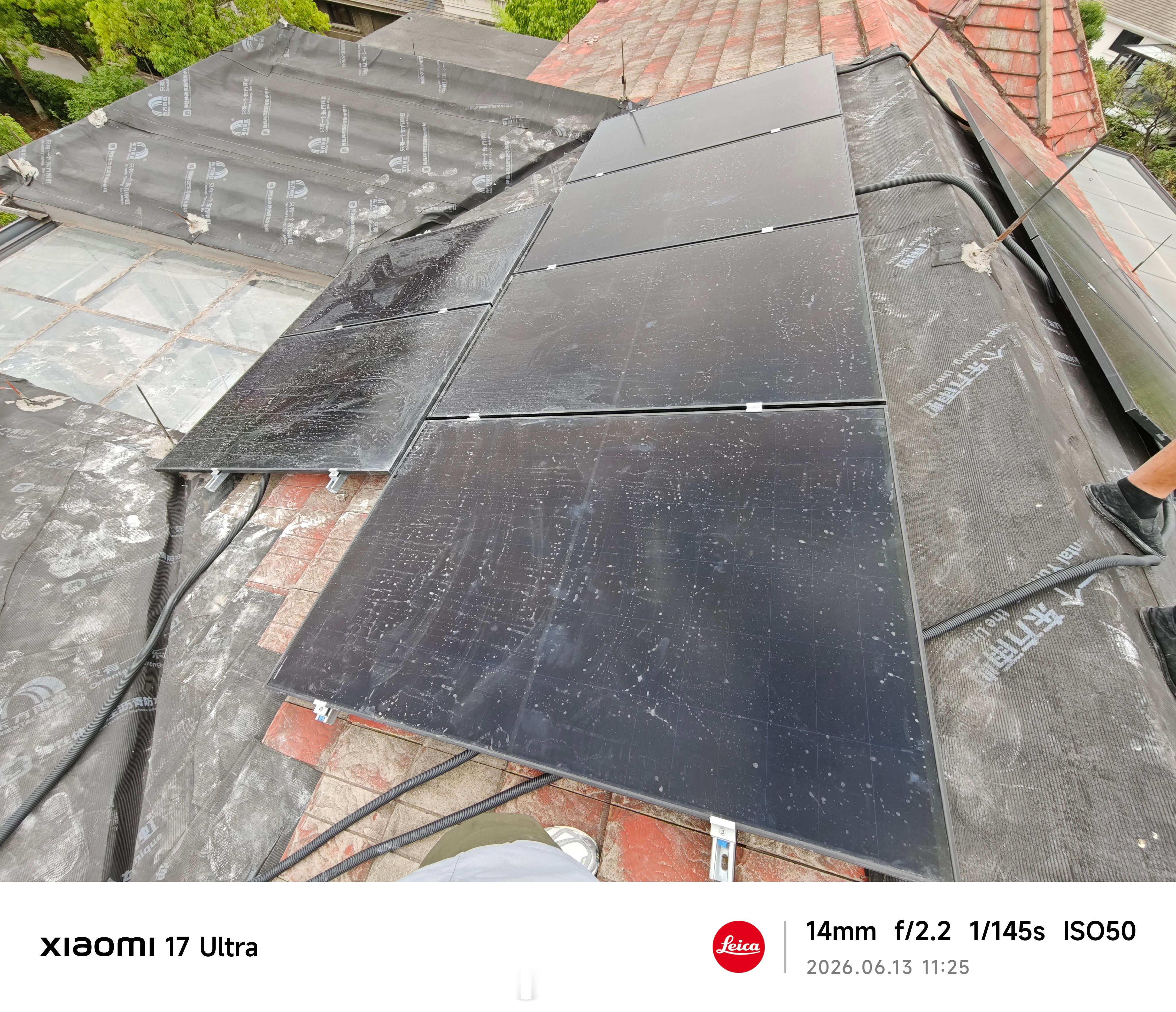 楼顶的太阳能板全部安装到位，一共22片，满功率10.89kw。没有配储能电池，因