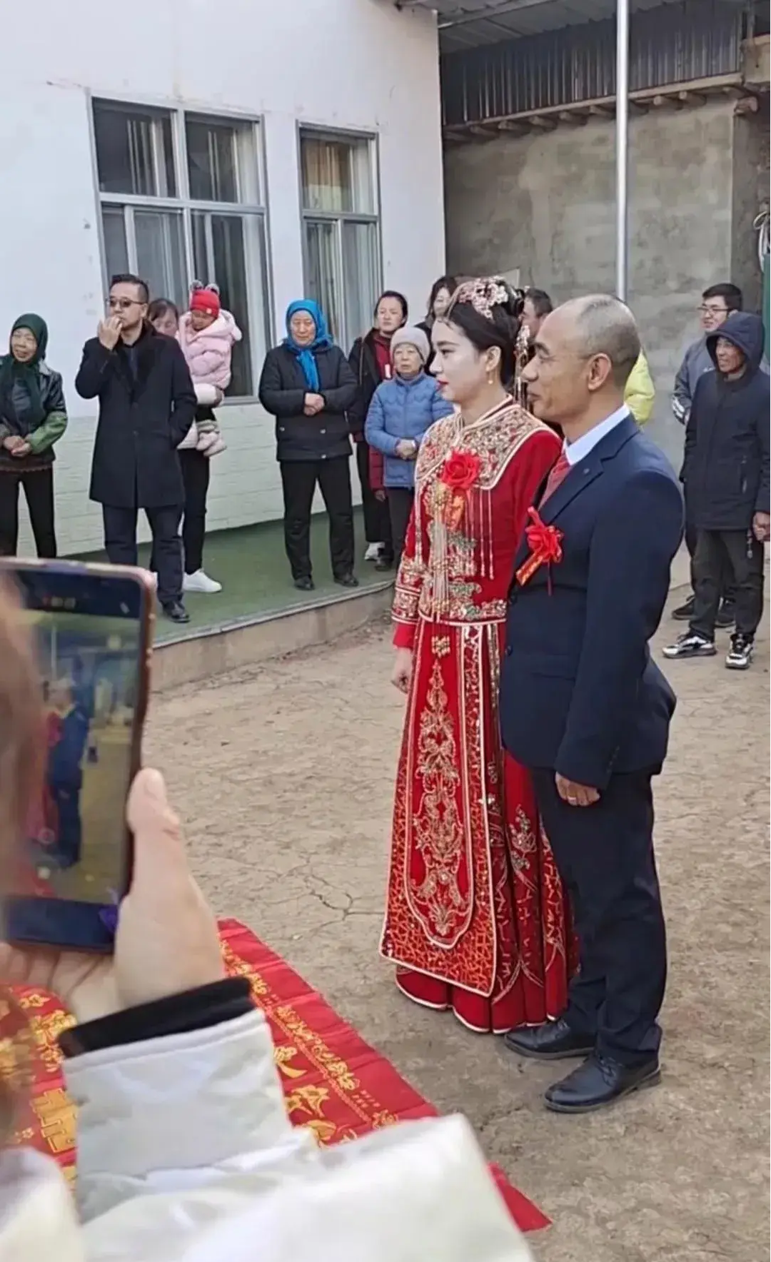 又看到了一位女孩子嫁给了金钱