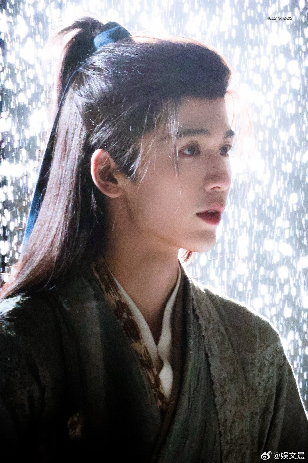 张凌赫神级建模建模脸实至名归，五官精致无死角，侧脸杀更是绝杀，不管什么造型都