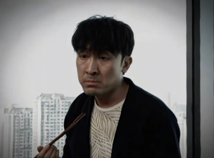 《以法之名》坏人终于凑够一桌了，天龙集团董事长陈胜龙一言不合就发疯，看来程子健的