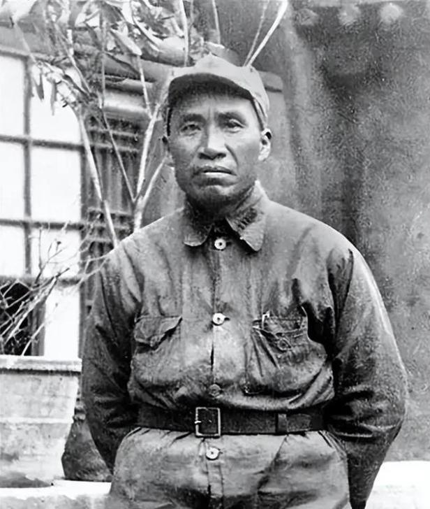 1929年，朱德和妻子正在吃饭，突然，敌军踹门而入：“抓住朱德！”妻子灵机一动，