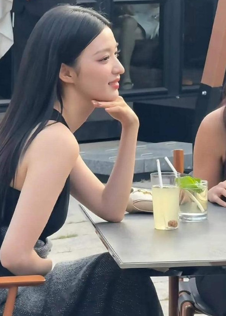 王楚然喝饮料被网友偶遇，本人真的太美了吧。