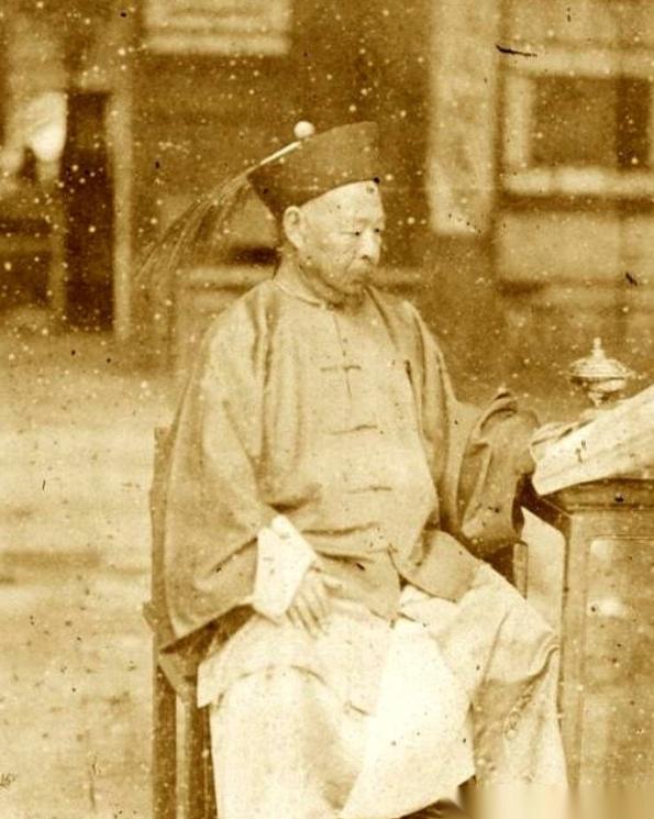 晚清第一硬汉左宗棠，40岁，连生3个女儿，没儿子。妻子拖着病身子劝他纳妾，他一掌