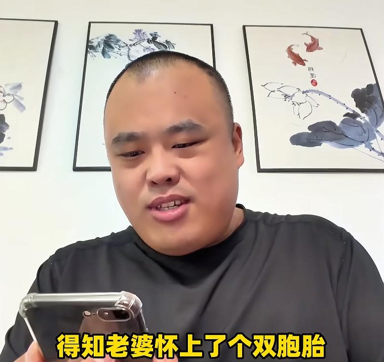 货车大哥跑长途刚到家，得知老婆怀了双胞胎，当场激动得嘴角都咧到耳根了。结果拿起
