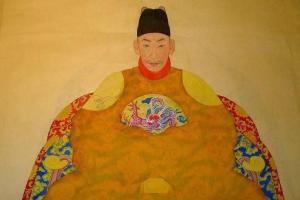 朱厚照用封自己当大将军的荒唐方式轻易拿到了他爹丢了几十年的兵权。先封自己为大将军