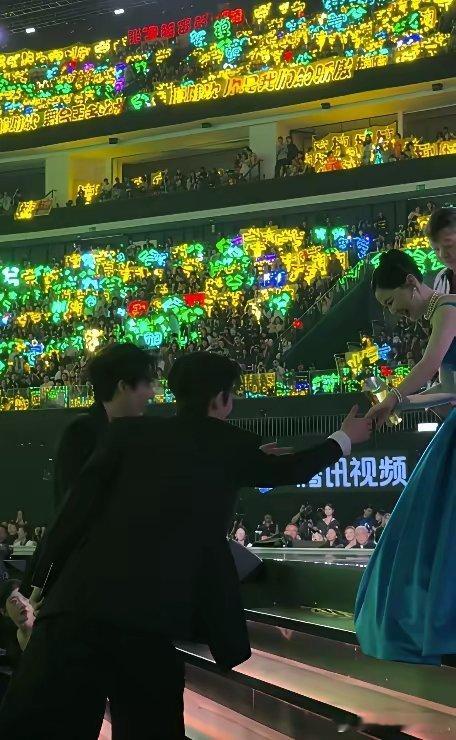 内娱命最好的女星终于出现了。不是草根逆袭的杨超越，也不是出生即格格的关晓彤，更不