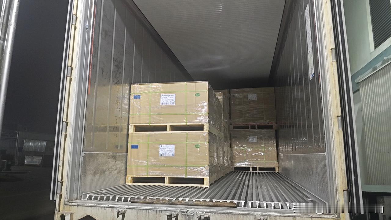 晚上20点同事发信息给我，说有一个集装箱还没有发走，好像是装不下了，停在那里等着