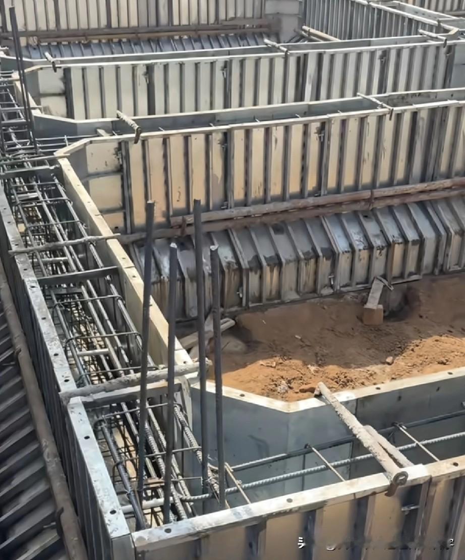 老爷子说：做地基一定要派人守着，不怕工地丢东西，就怕有人埋东西，农村建房真有