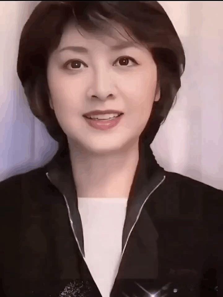 朱琳是90年代的第一美人，留着短发穿搭很干练，五官超级唯美真的美，加上精美的妆容