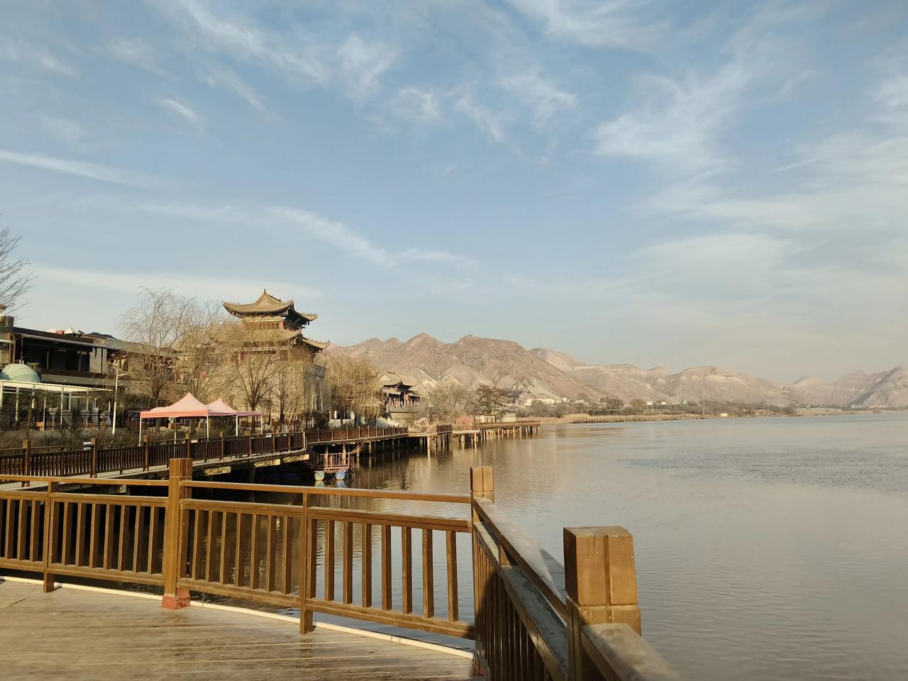 我的家乡特别美，今天我来到了兰州河口古镇的黄河边，黄河的水清澈见底，而且今天天气