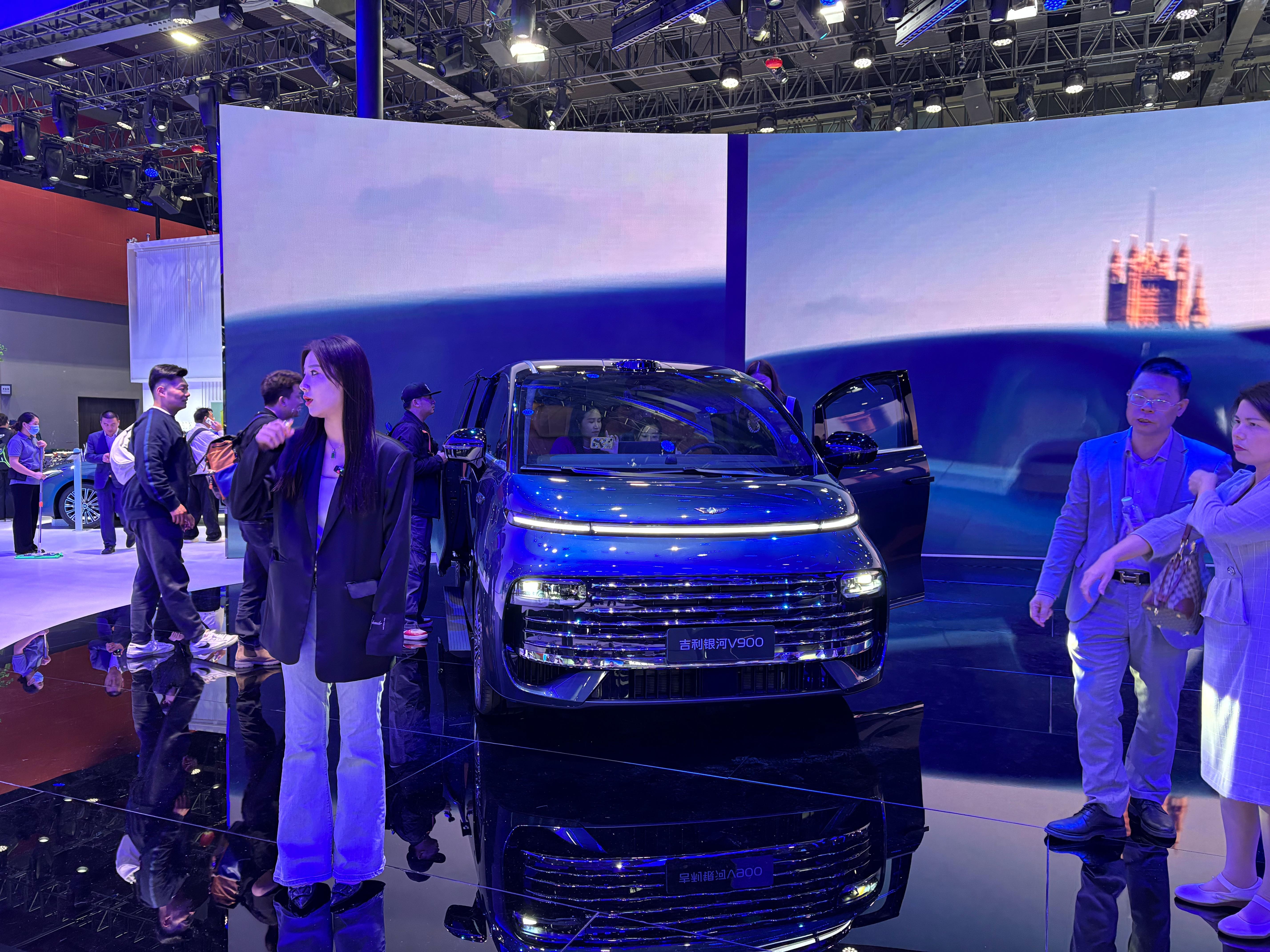 MPV市场这是火热啊，银河V900来了，在3.1馆，看的人超多，是不是大家这两年