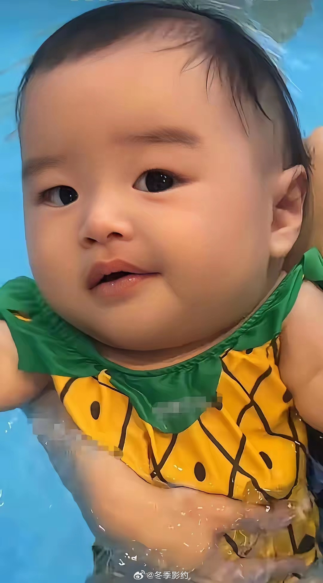 发现马筱梅的儿子经常是一个表情，从来好像没有笑过！如果有微笑的表情，当妈的第一个