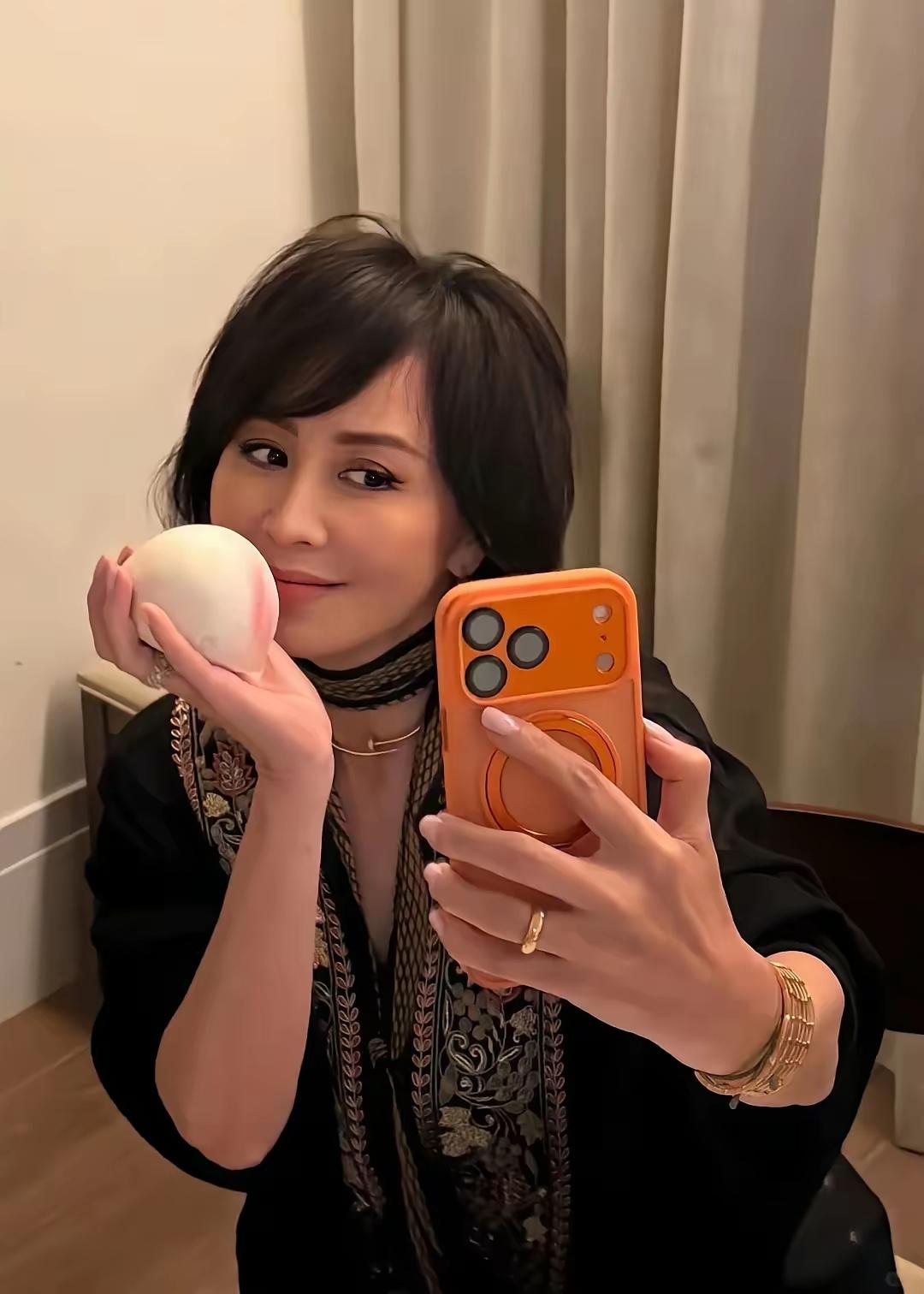 刘嘉玲60岁寿辰，庆生会规模不大但十分精致，光一瓶红酒就将近20万元。手上戴的手