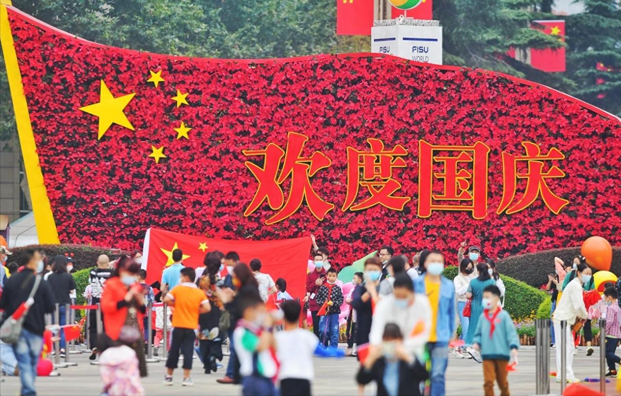 国庆假期还未结束，荒诞一幕接连上演，高速充电桩排队叫号仅皮毛今年国庆自驾