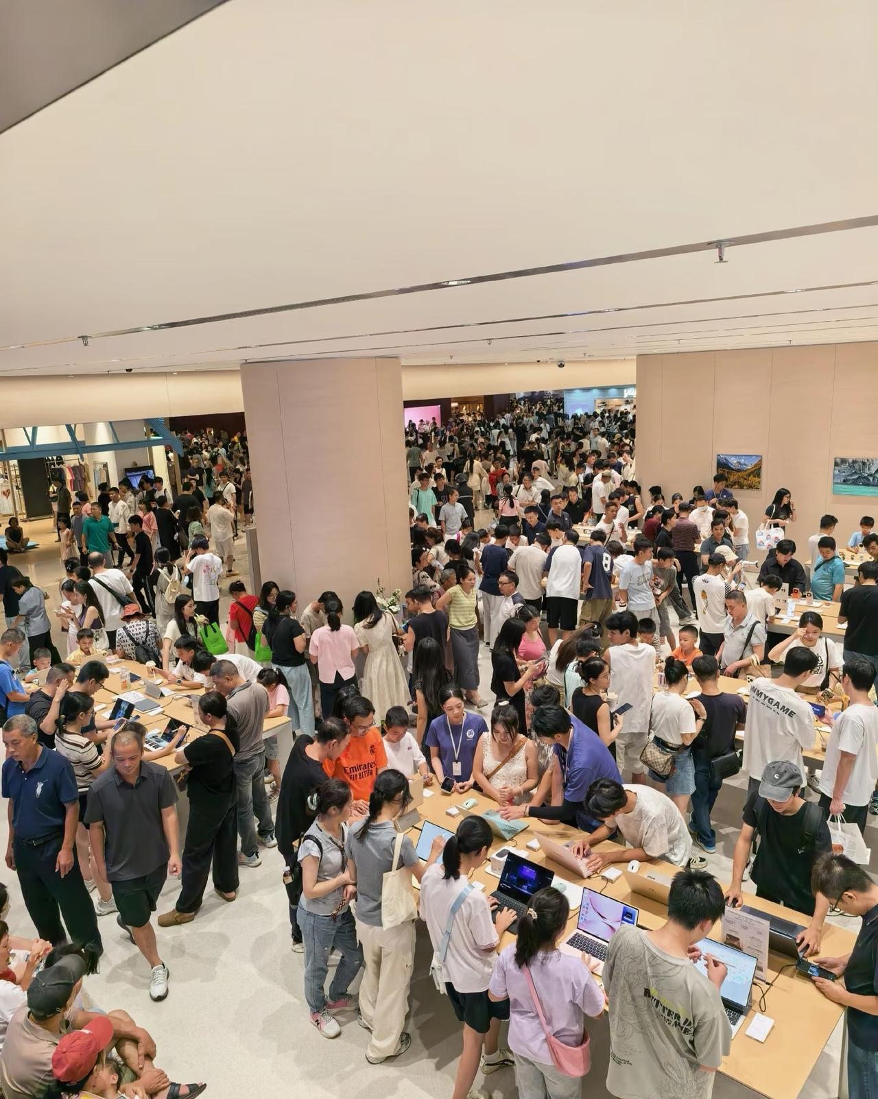 10.1广州芳村站沦陷了！白鹅潭万象城挤爆了！[捂脸哭][捂脸哭][我想静静