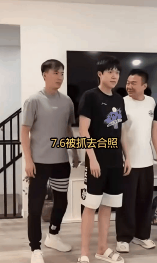 新鲜的王楚钦又被迫营业了，不就是跟别人拍个照吗？咋感觉到你很拘束，看来还得多跟莎