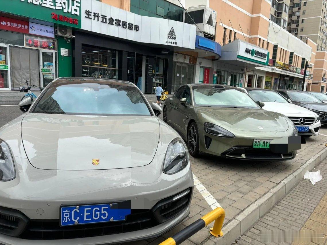 小米SU7和保时捷停在一起了，保时捷车主不觉得尴尬吗？​​​