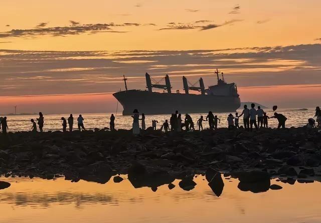 台湾地区所谓“海巡署”扣留了我们一条船，公开可核信息显示船上是六名船员，不是八人