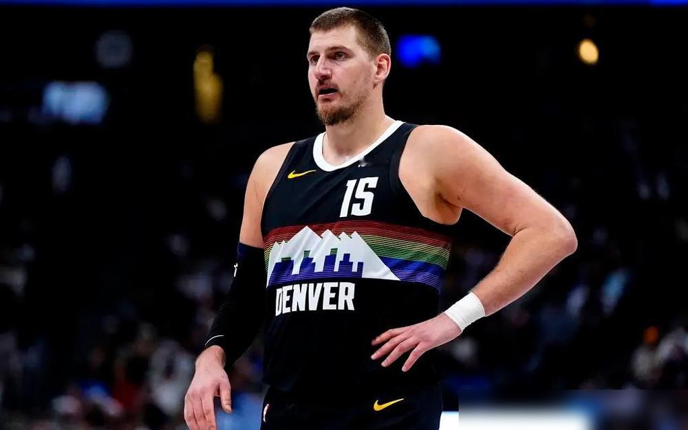 我刚知道，圣诞大战打完，一位跟了掘金二十年的现场工作人员，在通道里边摇头边嘀咕：