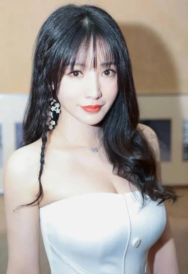 其实，我觉得作为女孩子，还是丰满一点好，比如柳岩，还有张雨绮，珠圆玉润，仪态万