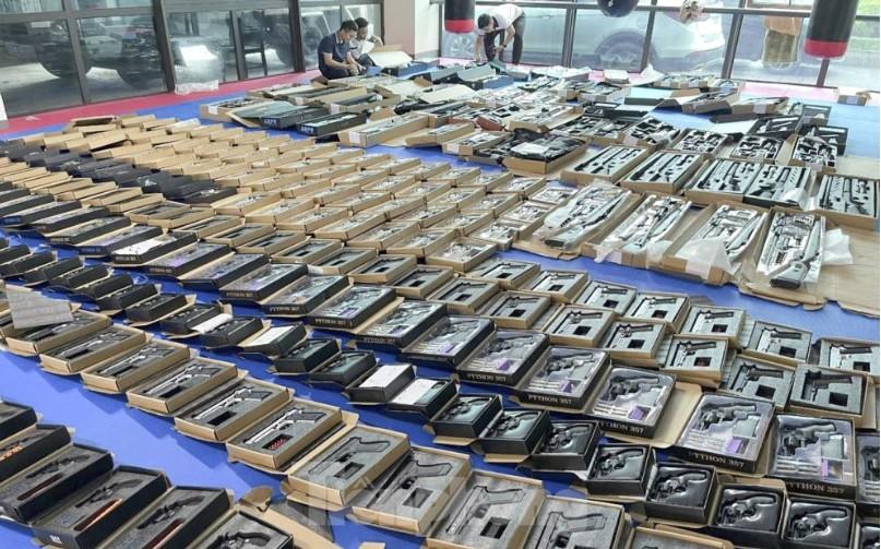 越南海廷省的警察摧毁的一条跨国军事武器贩运线，逮捕了43名，扣押了500多枪，其