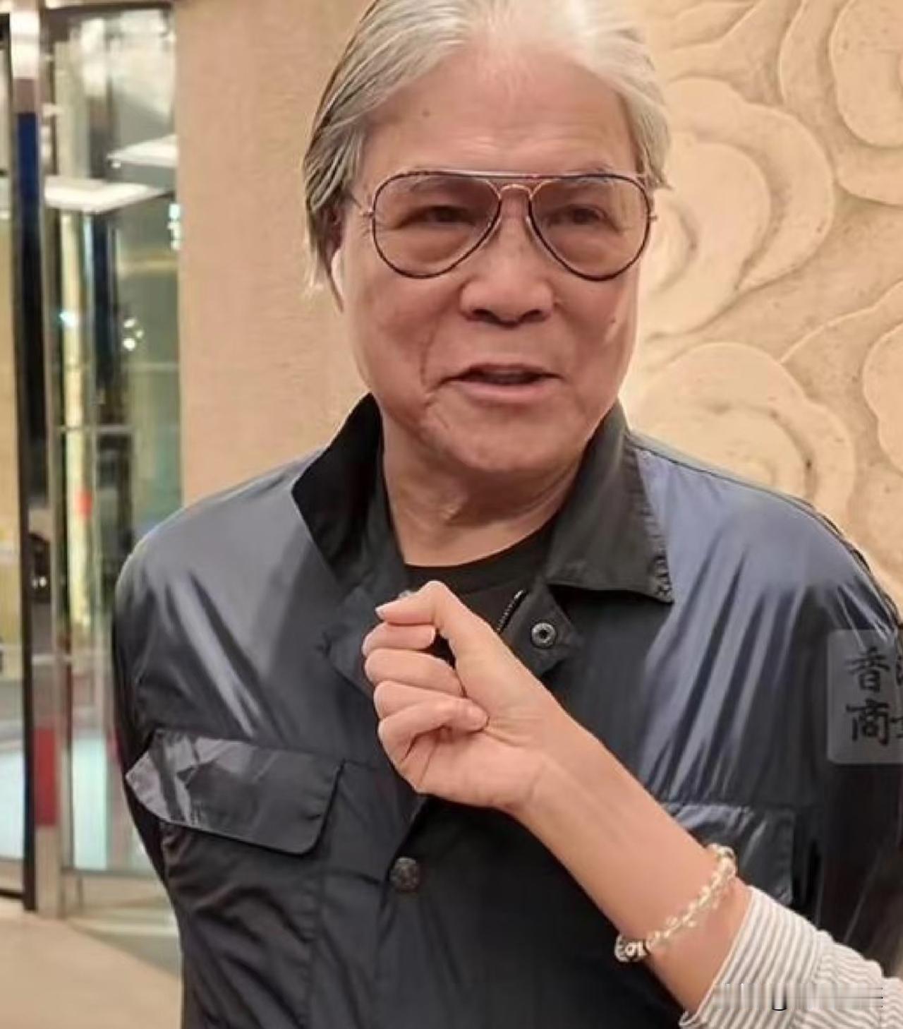 刷到霍震霆一个采访视频，真是把我逗乐了。记者一提两个亲儿子霍启刚、霍启山，老