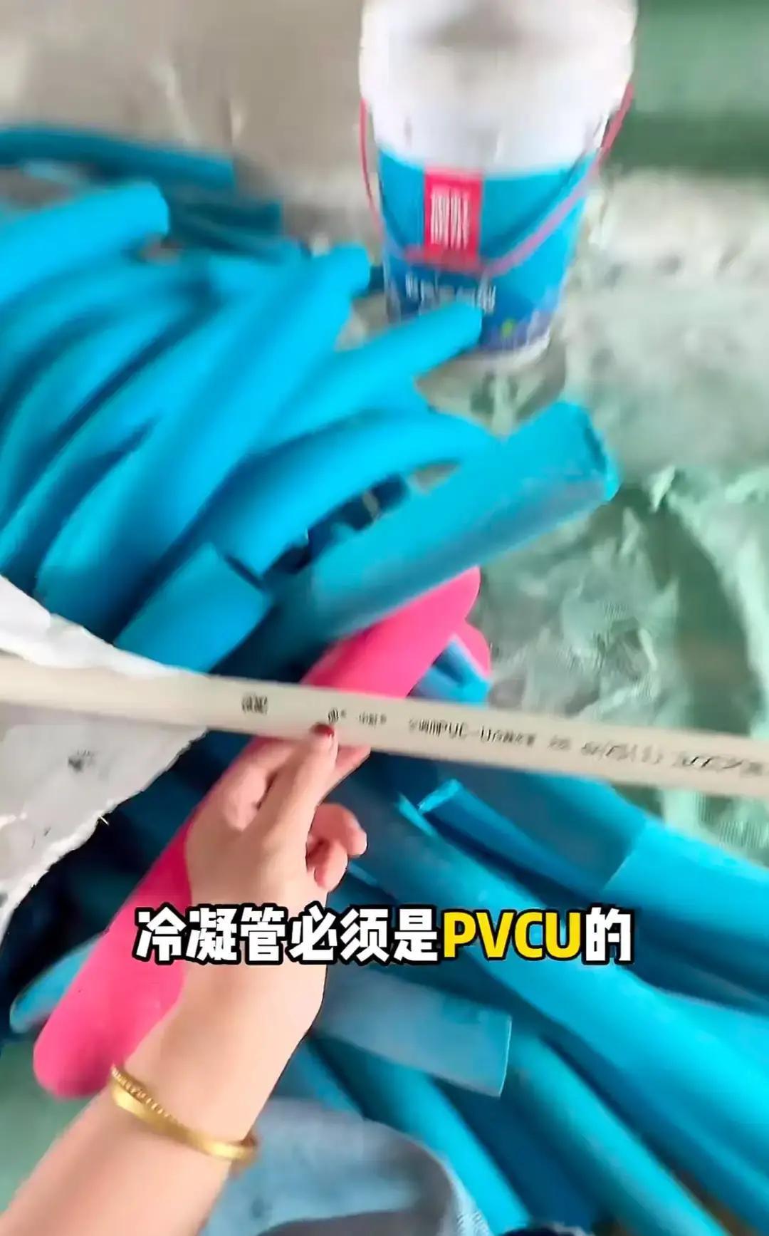 别只盯着风管机价格了。你砍下的每一分钱，安装工都可能在辅材上赚回去。他抽出