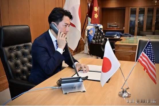 邱毅火眼金睛，一眼就看出小泉进次朗打给美防长赫格塞思的电话是摆板，玩假的，理由有