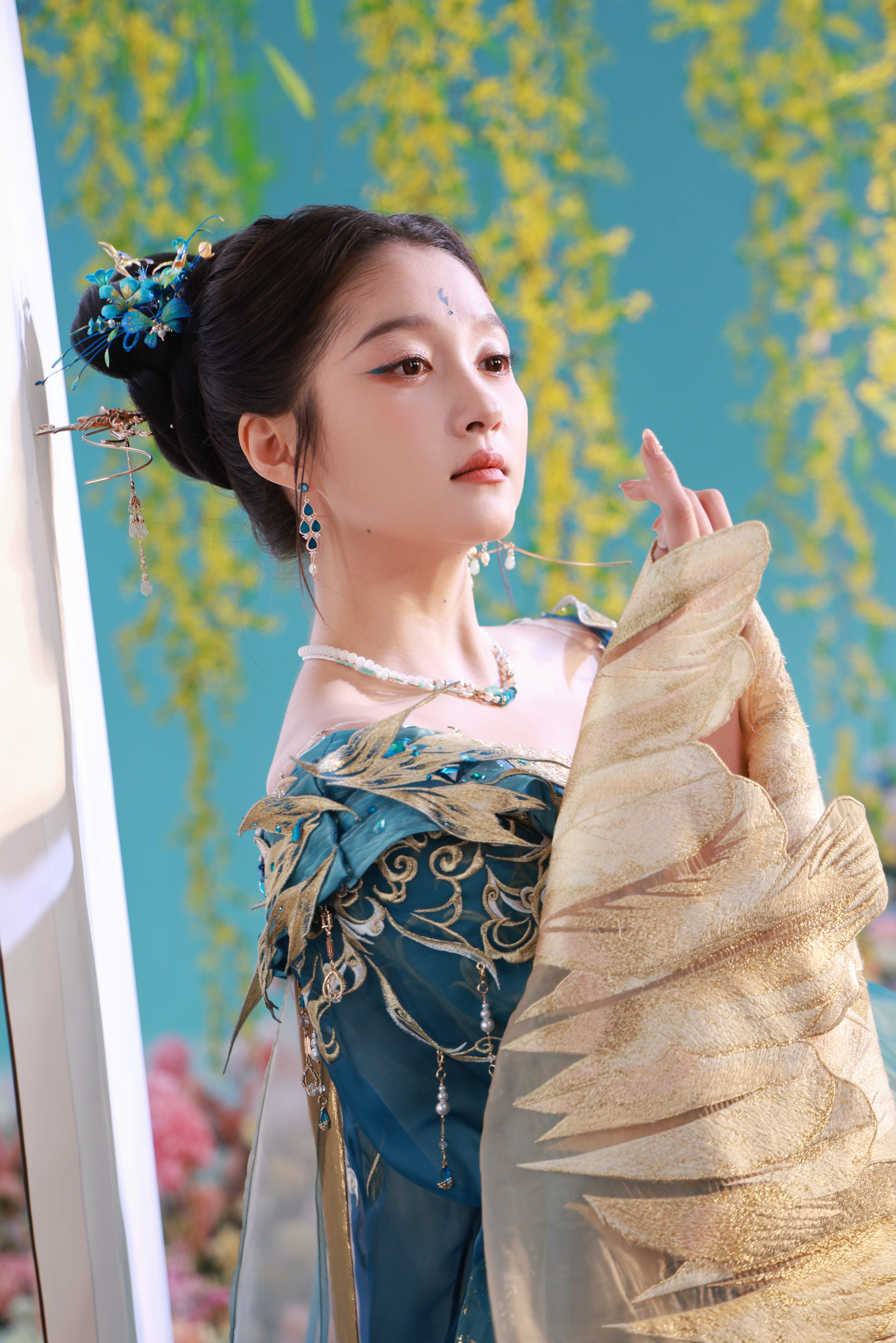 关晓彤青绿国风扮相美艳动人的古装美人，完全是仙女好吧