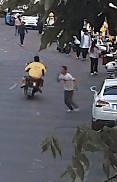 上人民日报了！云南，一男子面色发青，双手捂住脖子跑向特警求救，却不说话，只是一个