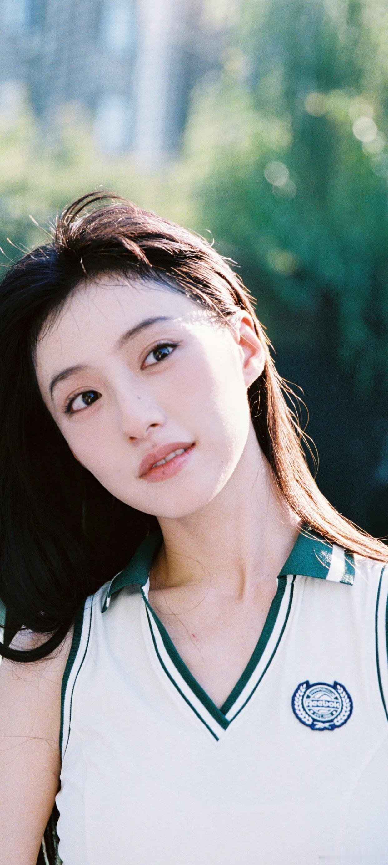 胡连馨，化身网球少女，清新的运动气息.阳光信用每日一善