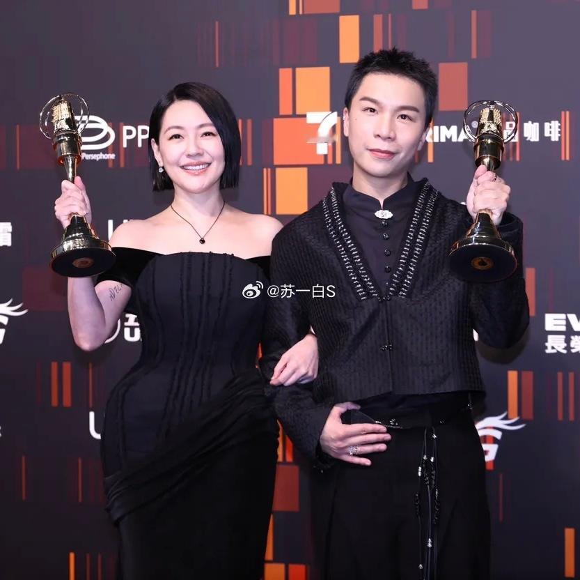 得奖后的小S在后台透露，她把大S的一部分骨灰放在了项链里带来了颁奖典礼，“这是我