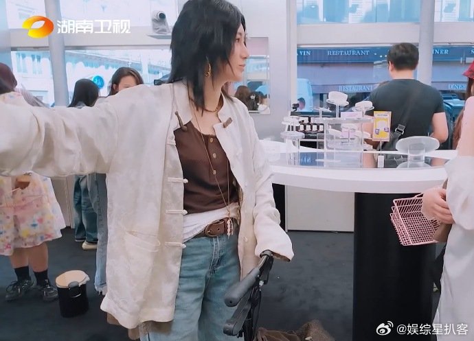 可给尚雯婕忙晕了刚结束快闪的收尾工作，尚雯婕就拎着东西往店里冲，到店就被客人围