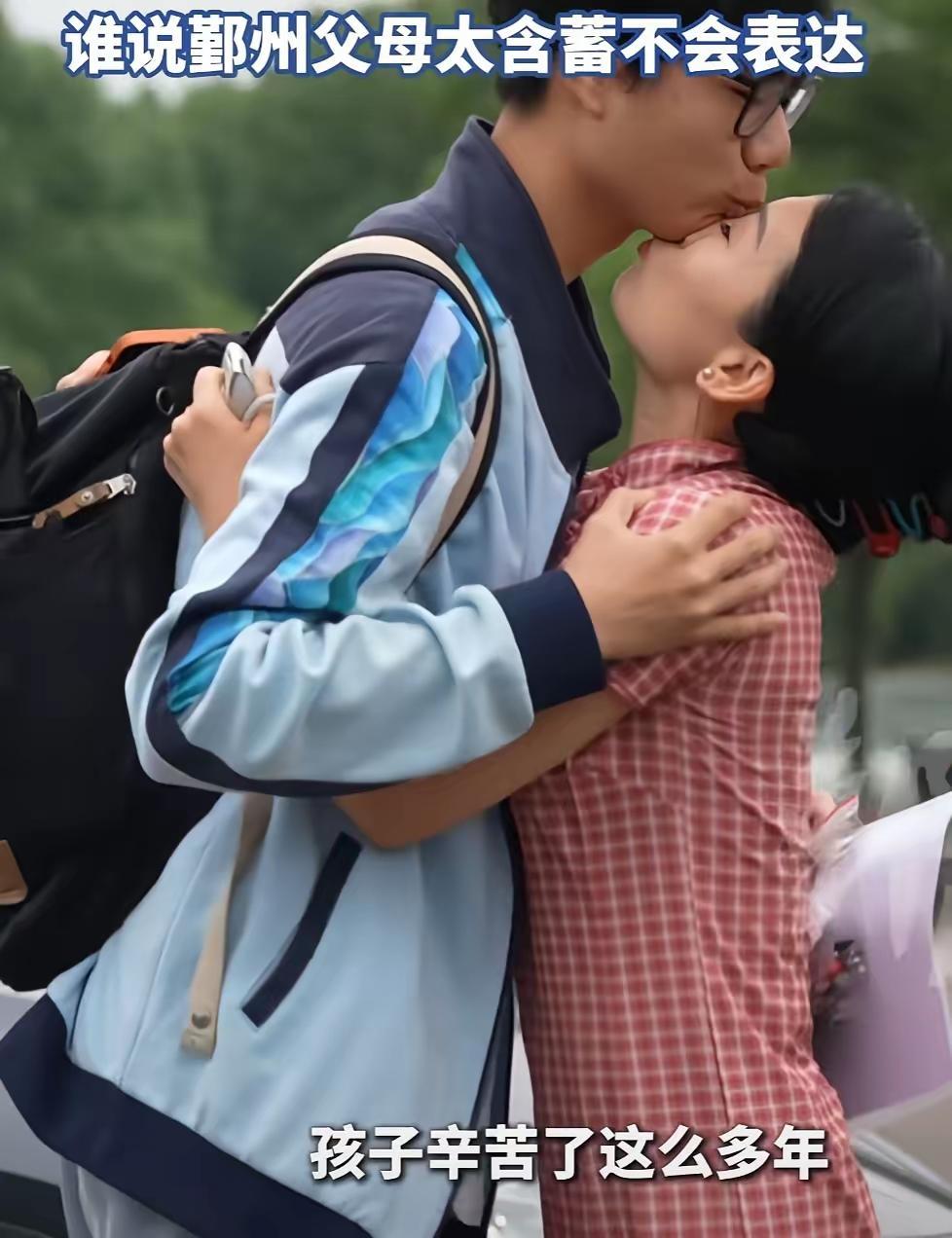 这位妈妈怕是没想到，送个考还能被骂上热搜。她在考场外紧紧抱着儿子不肯撒手，被