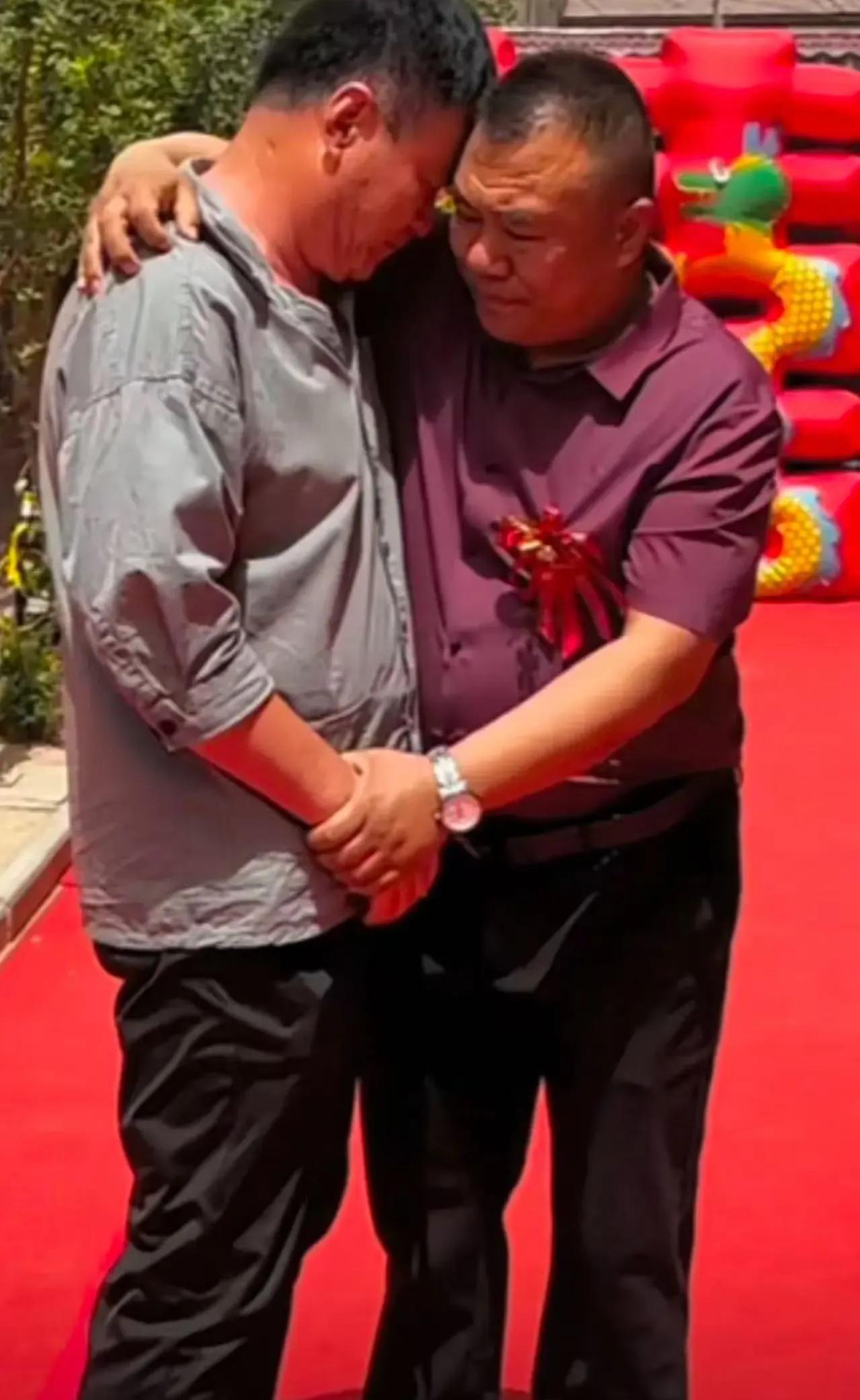 5年兄弟反目成仇，婚礼现场万元红包破冰！侄子大喜日，叔叔一句话让全场泪崩