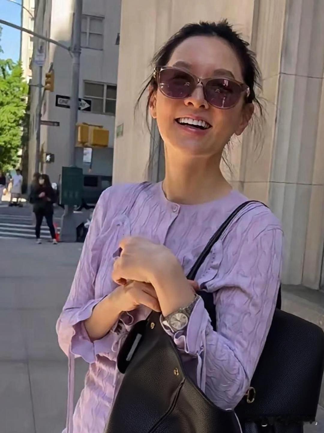 55岁的韩国顶流李英爱，在纽约街头接受采访，素颜的她也很美啊，这吃这才是真正的冻