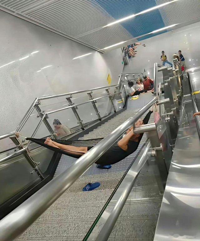 地铁站这样蹭空调过分了吧