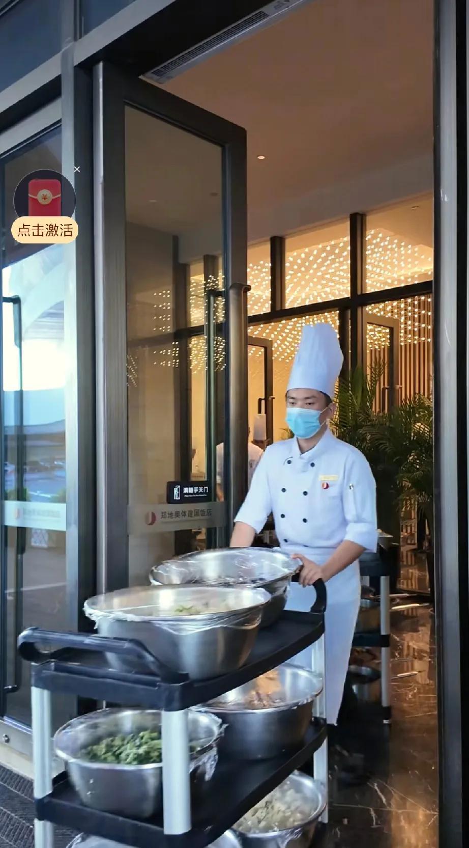 大热天河南的星级酒店大厨被迫出来营业，那一副生无可恋的样子，既搞笑又让人心疼。