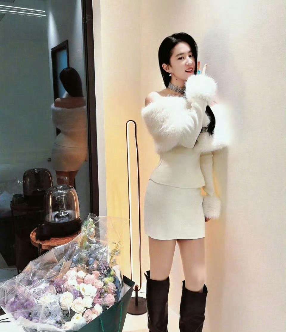 刘亦菲你要注意，背面的镜子给你反光了。