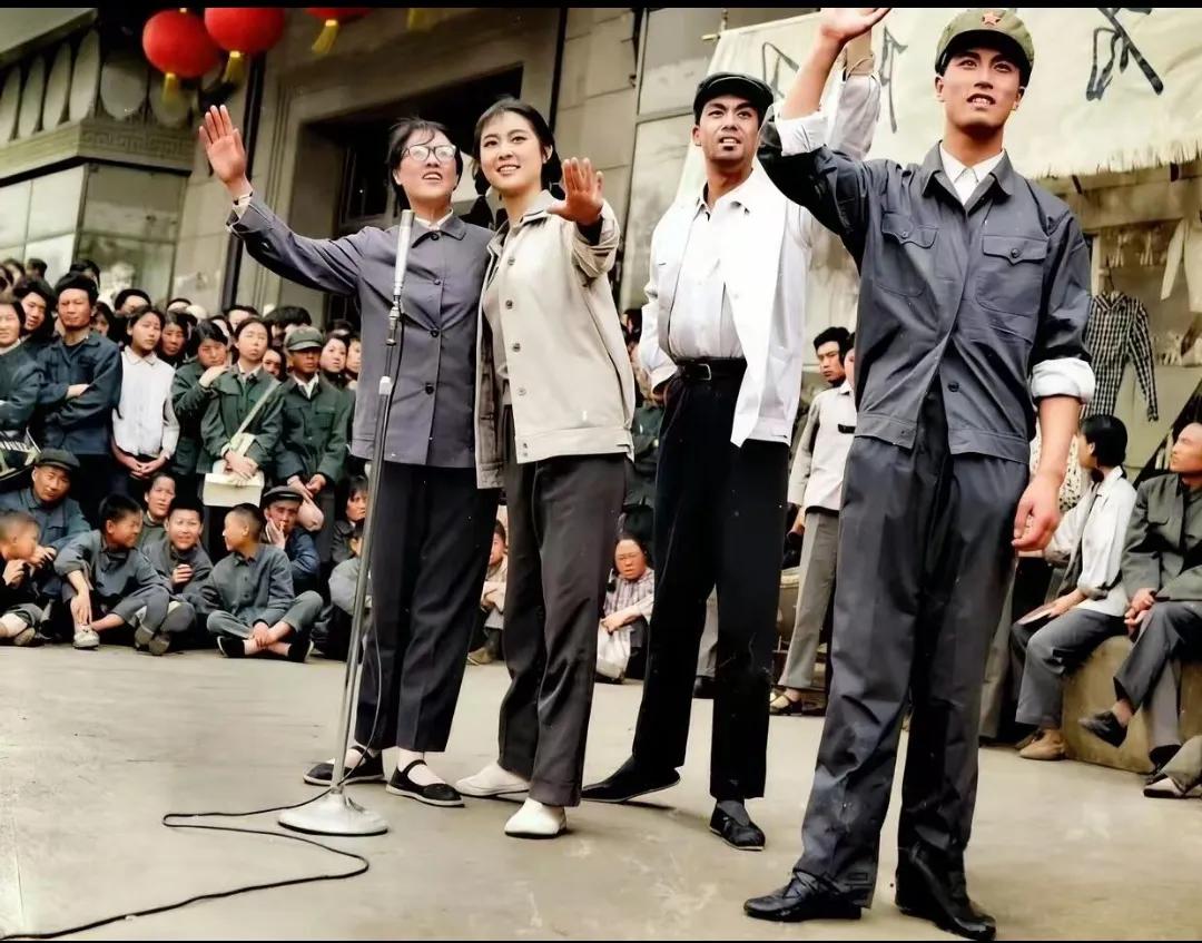 主持人倪萍原来还是话剧演员。这张照片就是八十年代倪萍所在的山东话剧团下基层演出时