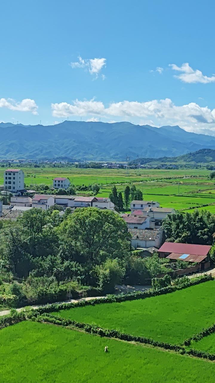 这就是我为什么会选择高铁旅游的一个重要原因，而且每次买高铁票，一定要买靠窗边的，