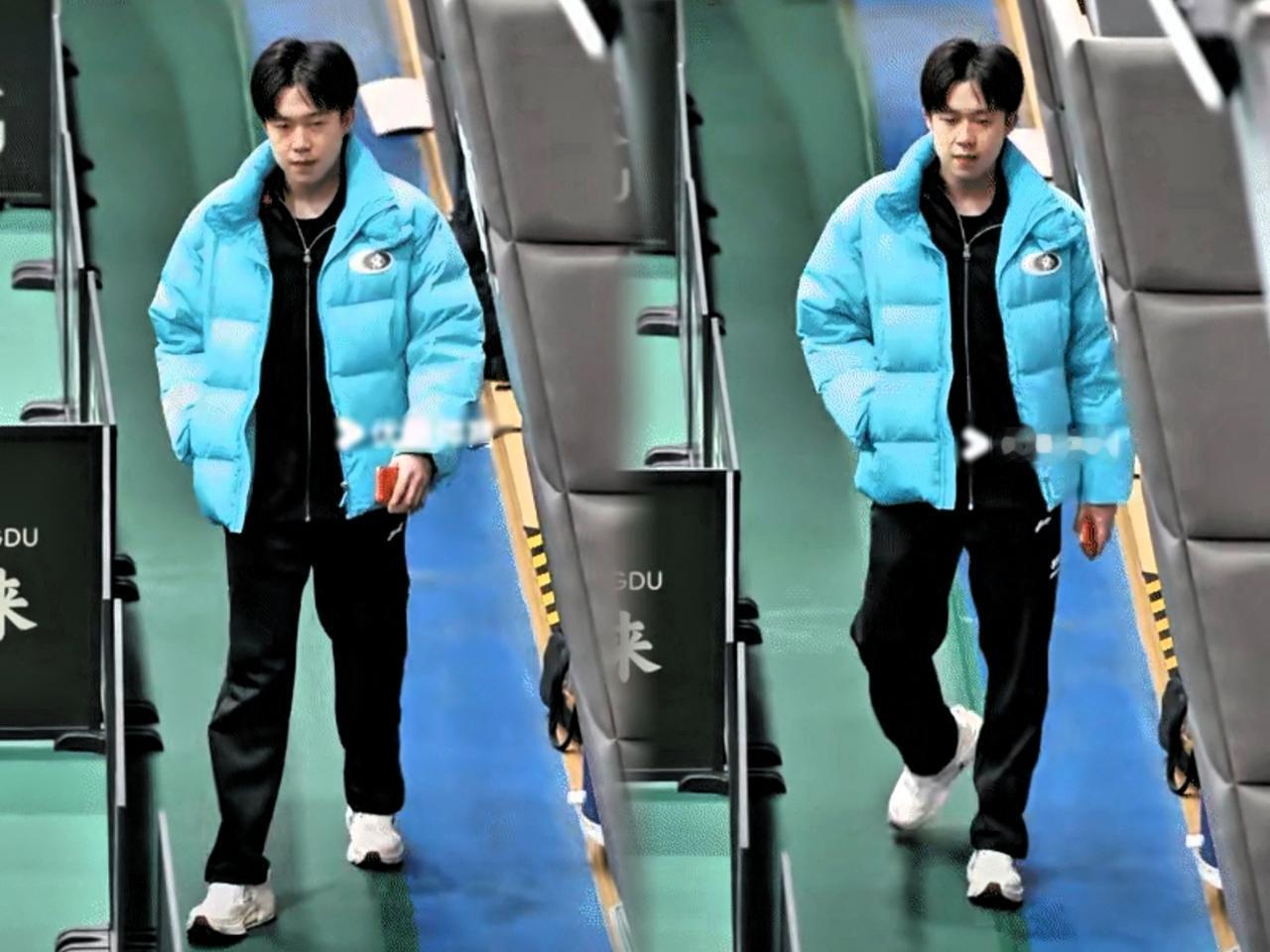 头哥这气场真绝了！走起路来又拽又带感，属于越品越有味儿那种～手里还特意