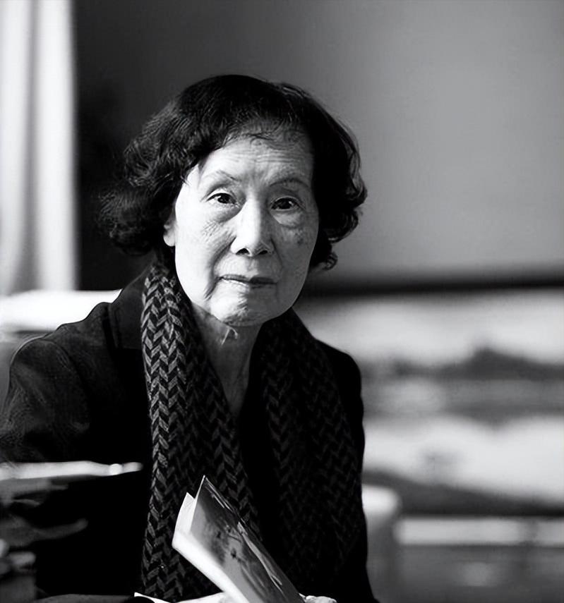 1953年，画坛巨匠徐悲鸿去世没几个月，他30岁的遗孀廖静文，带着两个孩子，把上