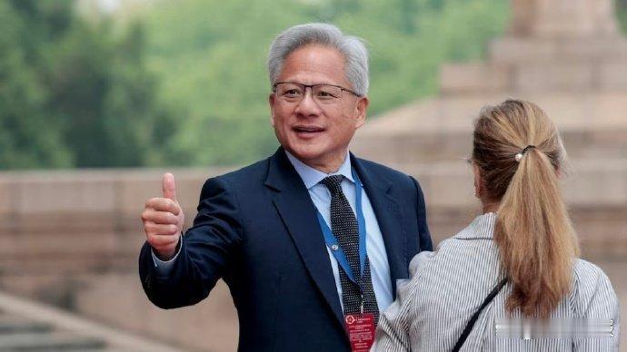 翻出英伟达CEO黄仁勋年轻时的照片，再对比他如今的模样，不得不说，他愈发显得精神